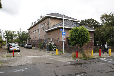 914400 Gezicht op het schoolgebouw van de Utrechtse Schoolvereniging (Frans Halsstraat 22A) te Utrecht, vanaf de Jan ...